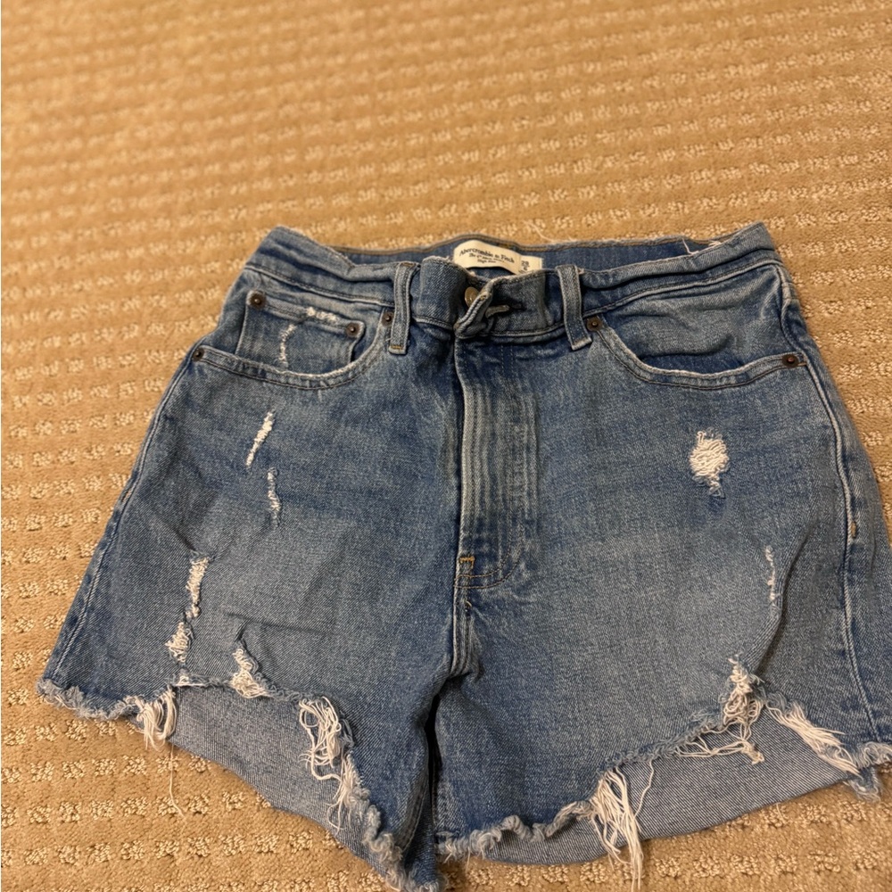ABERCROMBIE 4” mom shorts